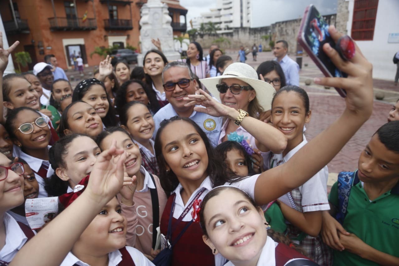 Los estudiantes se toman fotos con el Alcalde de Cartagena, quien los saludó durante el recorrido